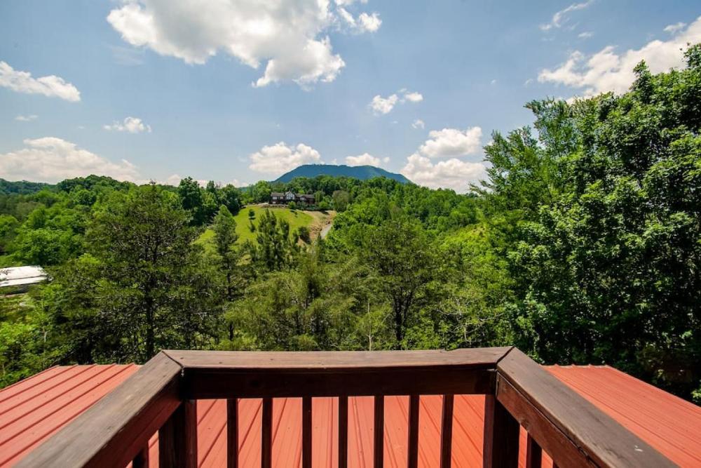 Bear Claw Cove - hot tub, jacuzzi, fireplace, view